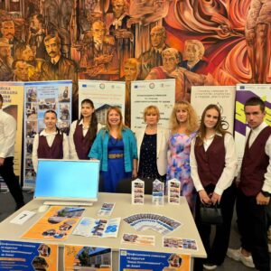 Стотици ученици и родители посетиха „Парад на професиите – План-прием VIII клас“ в София Стотици ученици и родители посетиха „Парад на професиите – План-прием VIII клас“ в София