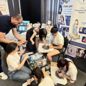 Стотици ученици и родители посетиха „Парад на професиите – План-прием VIII клас“ в София Стотици ученици и родители посетиха „Парад на професиите – План-прием VIII клас“ в София