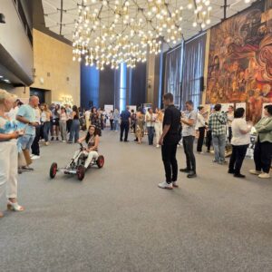 Стотици ученици и родители посетиха „Парад на професиите – План-прием VIII клас“ в София Стотици ученици и родители посетиха „Парад на професиите – План-прием VIII клас“ в София