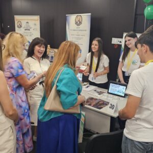 Стотици ученици и родители посетиха „Парад на професиите – План-прием VIII клас“ в София Стотици ученици и родители посетиха „Парад на професиите – План-прием VIII клас“ в София