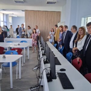 Проф. Георги Вълчев и д-р Елеонора Лилова откриха Център за високи постижения и STEM зона в училище Хенри Форд Проф. Георги Вълчев и д-р Елеонора Лилова откриха Център за високи постижения и STEM зона в училище Хенри Форд