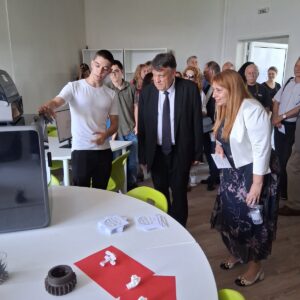 Проф. Георги Вълчев и д-р Елеонора Лилова откриха Център за високи постижения и STEM зона в училище Хенри Форд Проф. Георги Вълчев и д-р Елеонора Лилова откриха Център за високи постижения и STEM зона в училище Хенри Форд